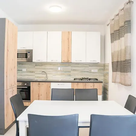 045b - Moderna 02-24e Con Vasca Idromassaggio In Giardino, Solo 15 Minuti Da Mare E - Posto Auto Gratuito