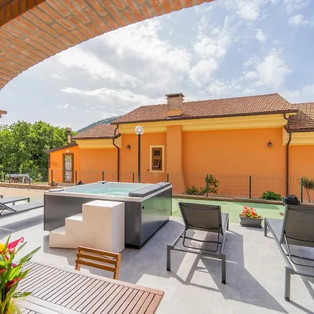 045b - Moderna 02-24e Con Vasca Idromassaggio In Giardino, Solo 15 Minuti Da Mare E - Posto Auto Gratuito *